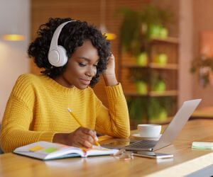 7 Benefits Of Studying While Listening to Music